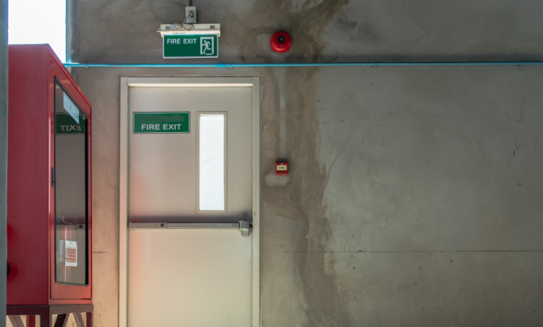 Cartello Obbligo Porta Antincendio – VSafety 18005 AF-S, Adesivo 100x100mm, Blu, Scritta "Fire Door Keep Clear"